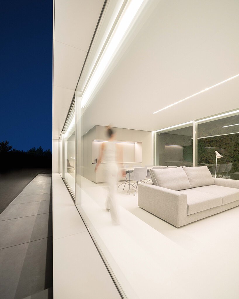 fran silvestre arquitectos 推出了其流线型、透明的 N70 住宅