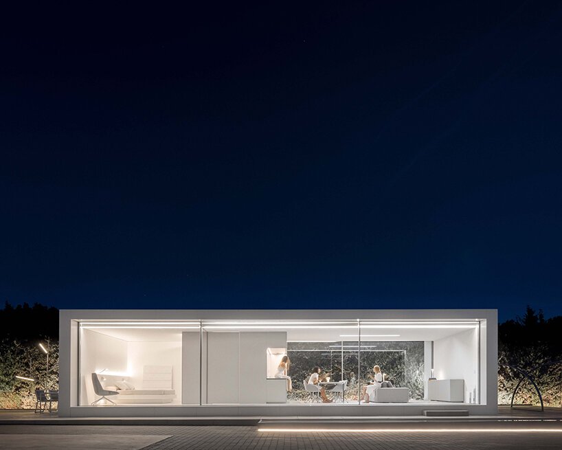 fran silvestre arquitectos 推出了其流线型、透明的 N70 住宅