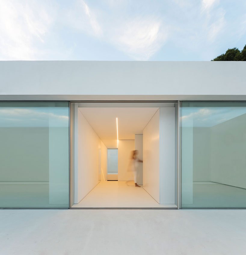 fran silvestre arquitectos 设计的“沉默之家”带有隐藏的高架露台 fran silvestre arquitectos 设计的“沉默之家”带有隐藏的高架露台