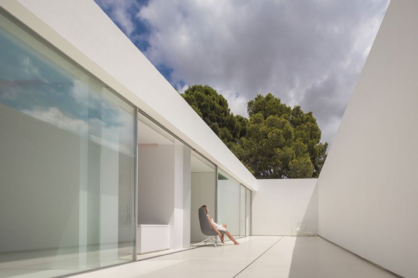 fran silvestre arquitectos 设计的“沉默之家”带有隐藏的高架露台 fran silvestre arquitectos 设计的“沉默之家”带有隐藏的高架露台