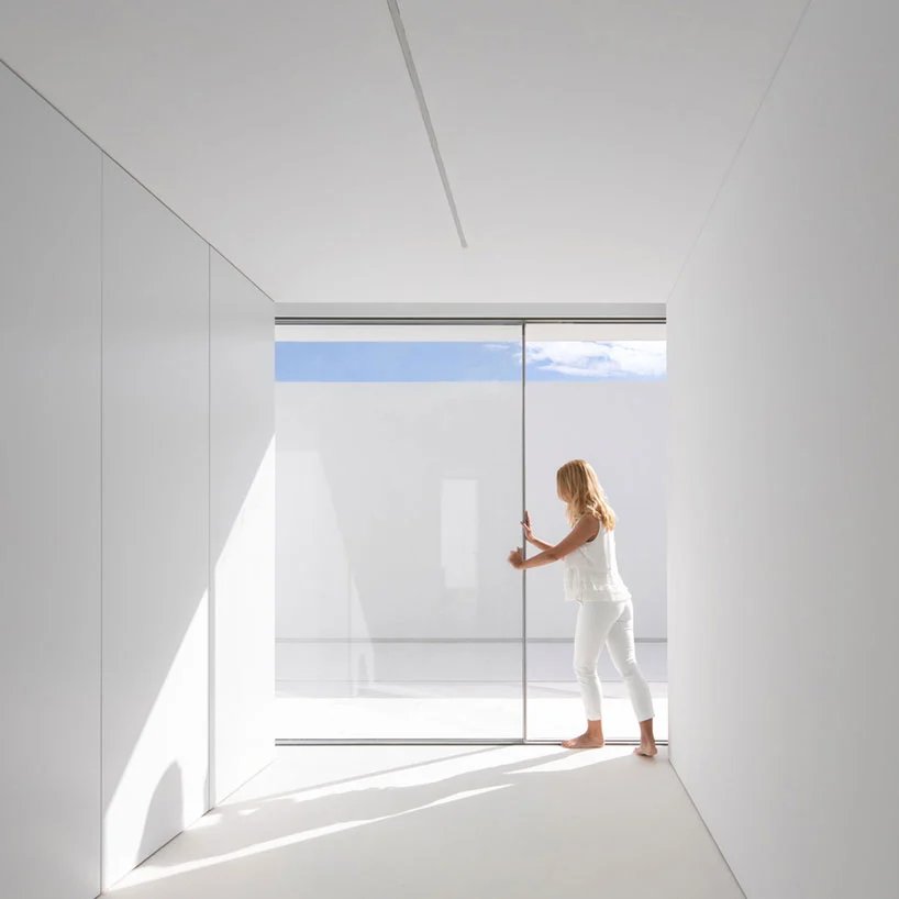 fran silvestre arquitectos 设计的“沉默之家”带有隐藏的高架露台 fran silvestre arquitectos 设计的“沉默之家”带有隐藏的高架露台