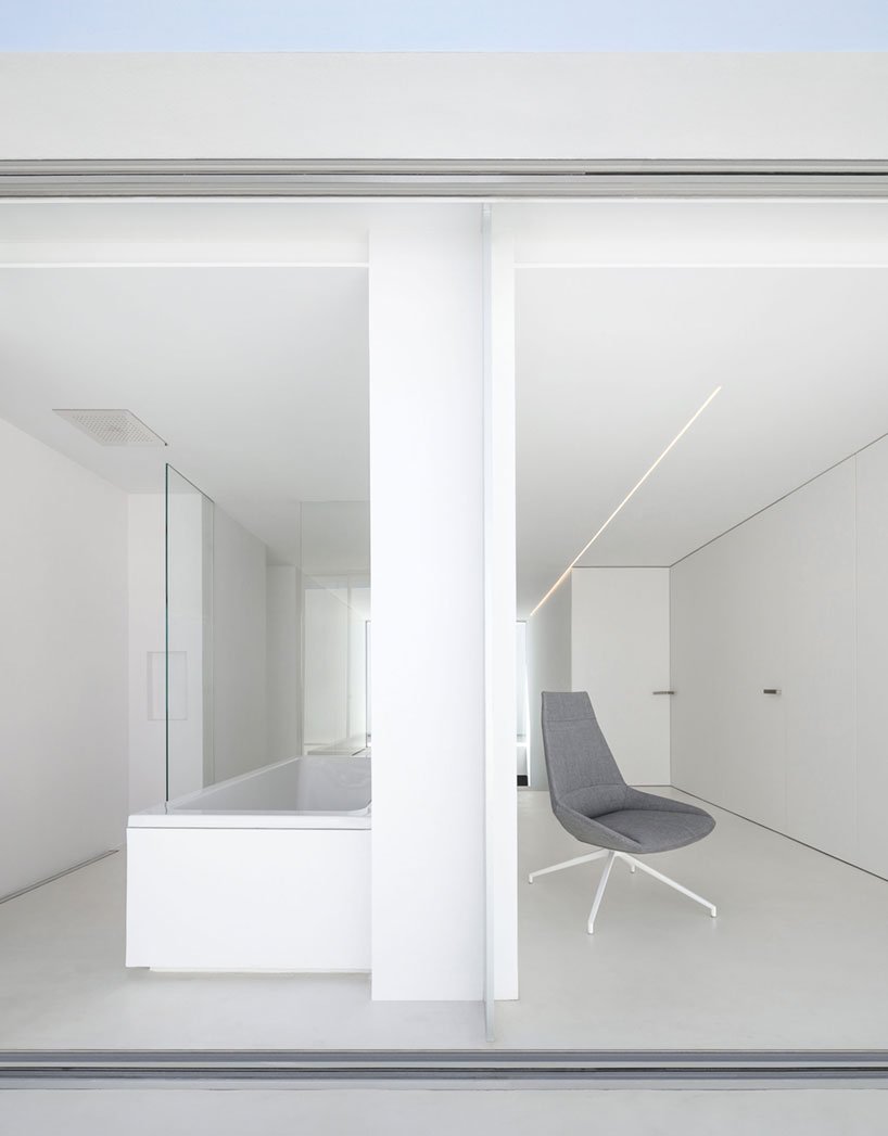 fran silvestre arquitectos 设计的“沉默之家”带有隐藏的高架露台 fran silvestre arquitectos 设计的“沉默之家”带有隐藏的高架露台