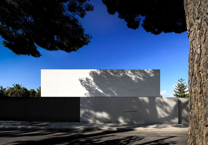 fran silvestre arquitectos 设计的“沉默之家”带有隐藏的高架露台 fran silvestre arquitectos 设计的“沉默之家”带有隐藏的高架露台