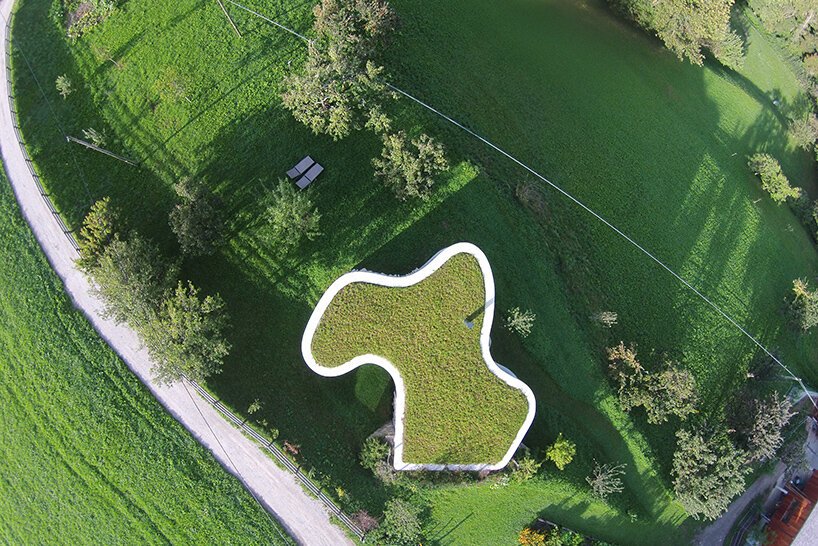 这座“自由形式”的房子绿草如茵,有机,融入意大利蒂罗尔的风景中 这座“自由形式”的房子绿草如茵,有机,融入意大利蒂罗尔的风景中