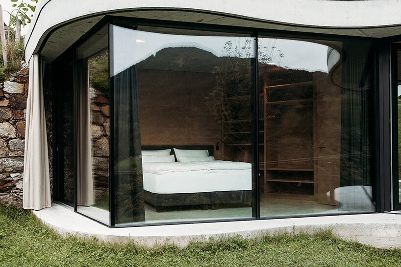 这座“自由形式”的房子绿草如茵,有机,融入意大利蒂罗尔的风景中 这座“自由形式”的房子绿草如茵,有机,融入意大利蒂罗尔的风景中