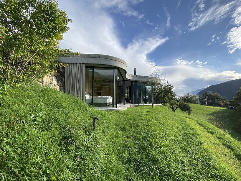 这座“自由形式”的房子绿草如茵,有机,融入意大利蒂罗尔的风景中 这座“自由形式”的房子绿草如茵,有机,融入意大利蒂罗尔的风景中