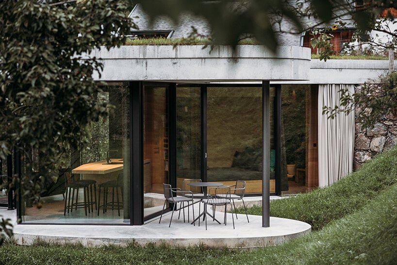 这座“自由形式”的房子绿草如茵,有机,融入意大利蒂罗尔的风景中 这座“自由形式”的房子绿草如茵,有机,融入意大利蒂罗尔的风景中