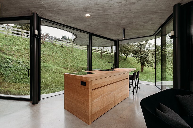 这座“自由形式”的房子绿草如茵,有机,融入意大利蒂罗尔的风景中 这座“自由形式”的房子绿草如茵,有机,融入意大利蒂罗尔的风景中