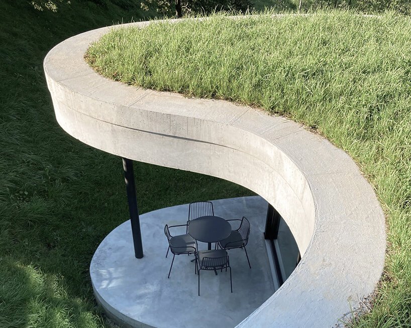 这座“自由形式”的房子绿草如茵,有机,融入意大利蒂罗尔的风景中 这座“自由形式”的房子绿草如茵,有机,融入意大利蒂罗尔的风景中