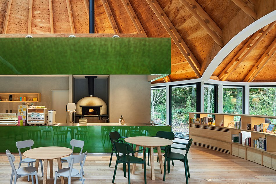 klein dytham 建筑事务所设计的“PokoPoko”俱乐部会所诞生于日本中部的森林中