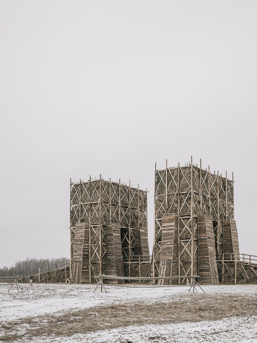 KATARSIS 在俄罗斯建造并烧毁了桥梁，作为变革和剧变的艺术象征