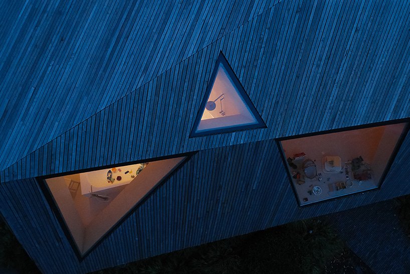 TANK 在法国北部的雕塑木屋顶下隐藏了“maison mouvaux” TANK 在法国北部的雕塑木屋顶下隐藏了“maison mouvaux”