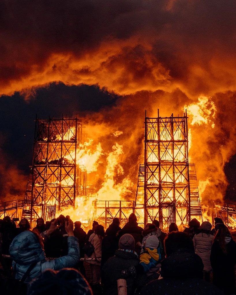 KATARSIS 在俄罗斯建造并烧毁了桥梁，作为变革和剧变的艺术象征