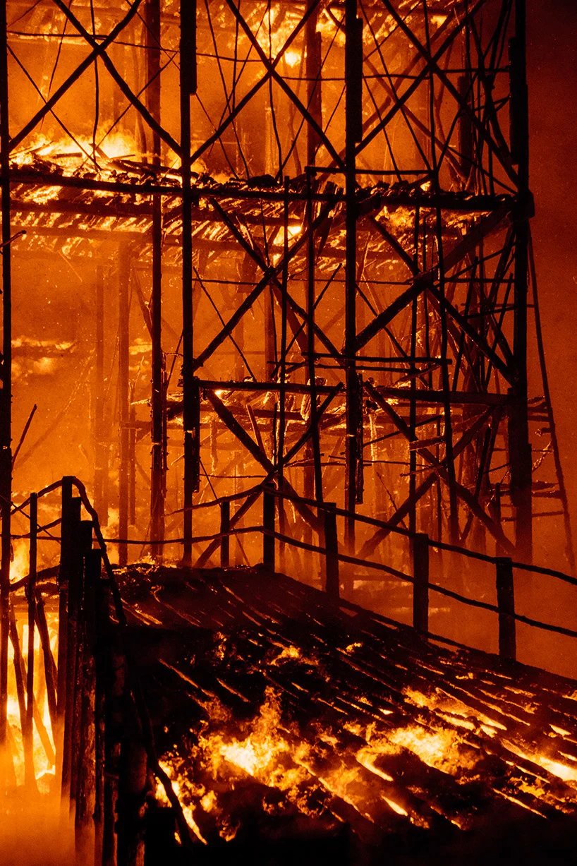 KATARSIS 在俄罗斯建造并烧毁了桥梁，作为变革和剧变的艺术象征