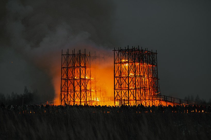 KATARSIS 在俄罗斯建造并烧毁了桥梁，作为变革和剧变的艺术象征