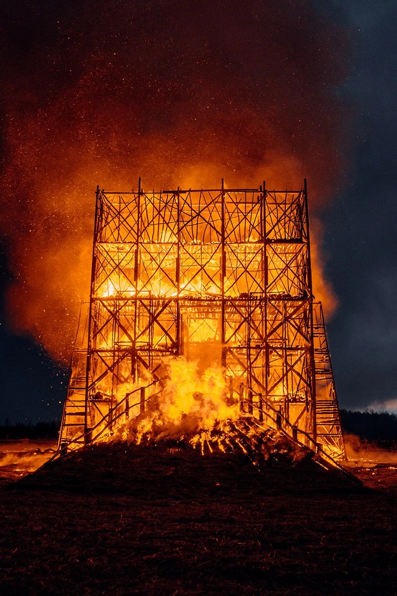 KATARSIS 在俄罗斯建造并烧毁了桥梁，作为变革和剧变的艺术象征