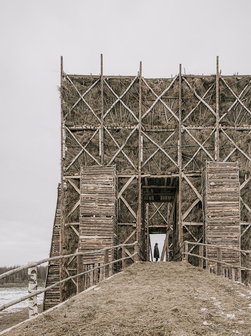 KATARSIS 在俄罗斯建造并烧毁了桥梁，作为变革和剧变的艺术象征
