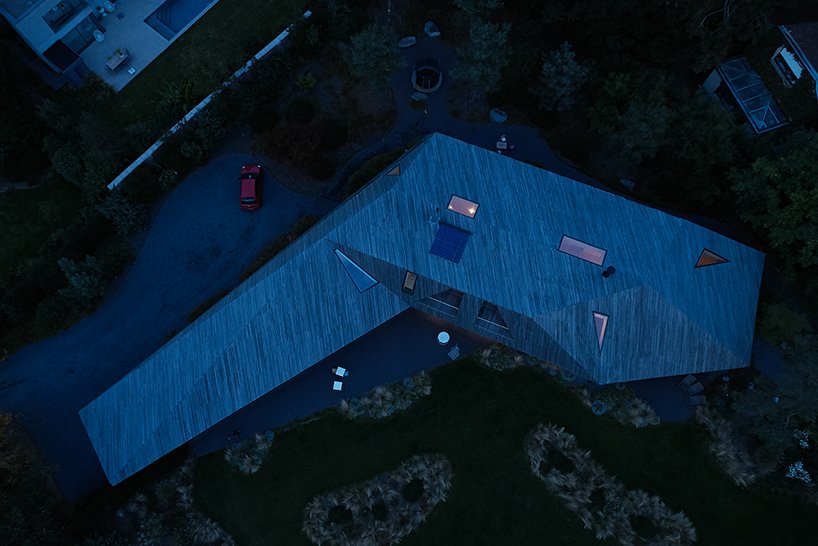 TANK 在法国北部的雕塑木屋顶下隐藏了“maison mouvaux” TANK 在法国北部的雕塑木屋顶下隐藏了“maison mouvaux”