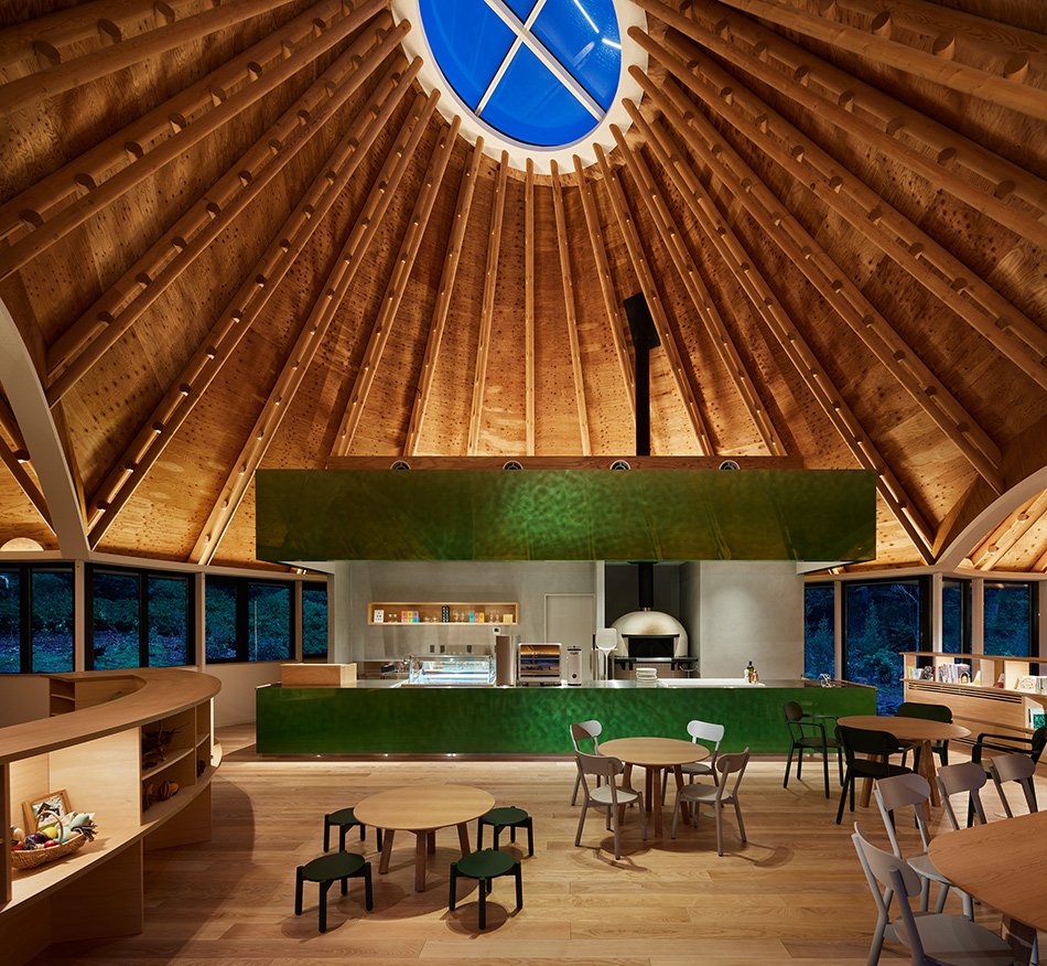 klein dytham 建筑事务所设计的“PokoPoko”俱乐部会所诞生于日本中部的森林中