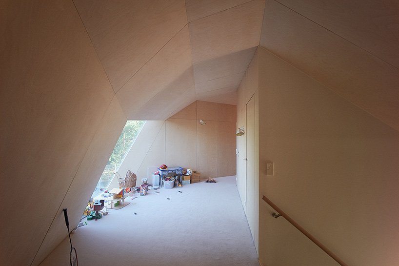 TANK 在法国北部的雕塑木屋顶下隐藏了“maison mouvaux” TANK 在法国北部的雕塑木屋顶下隐藏了“maison mouvaux”