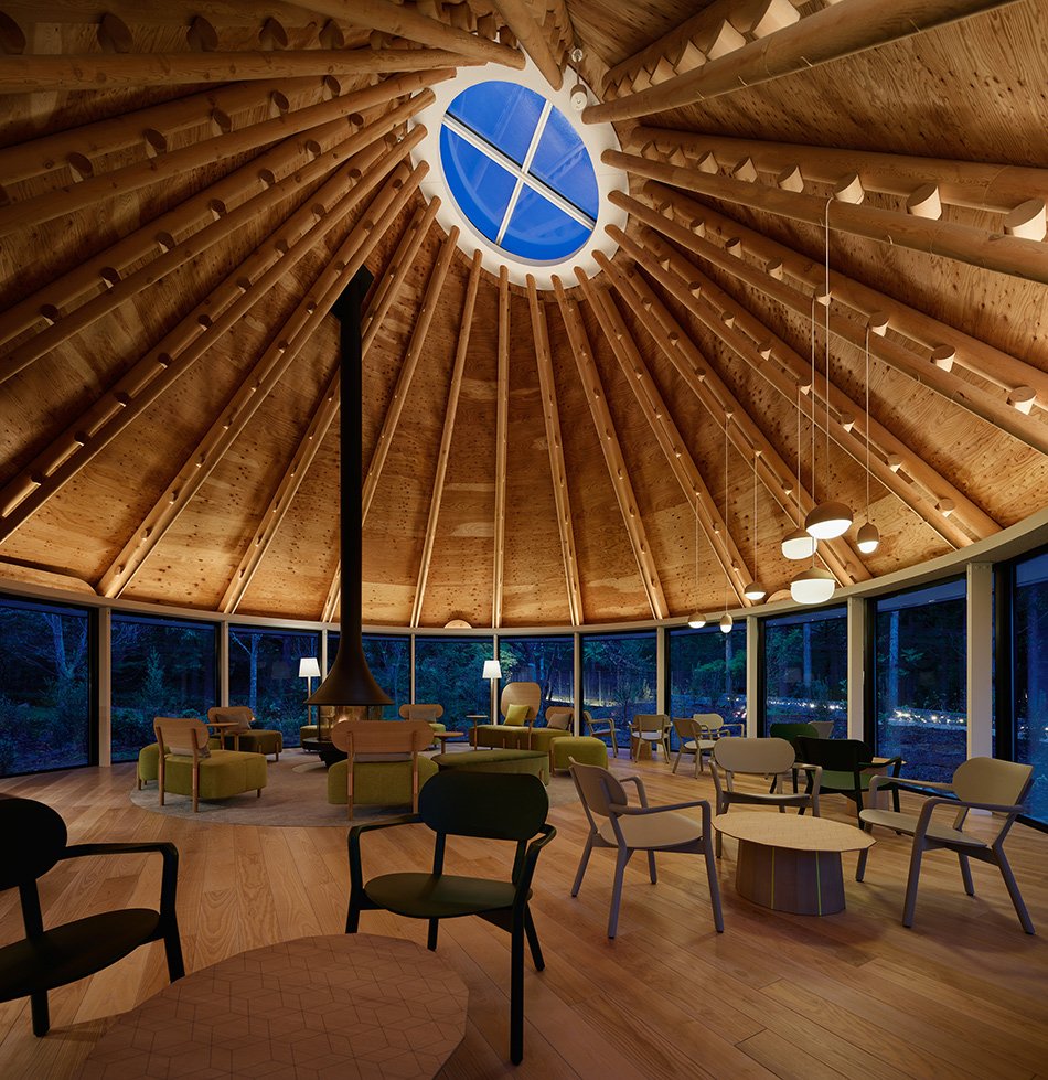 klein dytham 建筑事务所设计的“PokoPoko”俱乐部会所诞生于日本中部的森林中