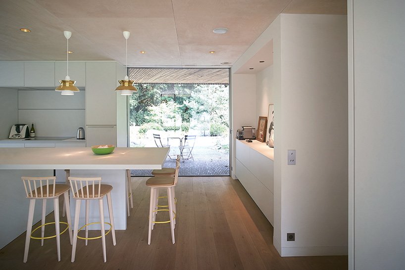 TANK 在法国北部的雕塑木屋顶下隐藏了“maison mouvaux” TANK 在法国北部的雕塑木屋顶下隐藏了“maison mouvaux”