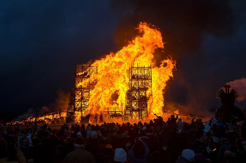 KATARSIS 在俄罗斯建造并烧毁了桥梁，作为变革和剧变的艺术象征