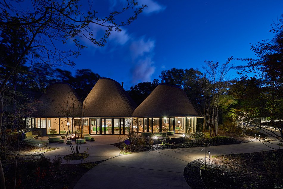 klein dytham 建筑事务所设计的“PokoPoko”俱乐部会所诞生于日本中部的森林中