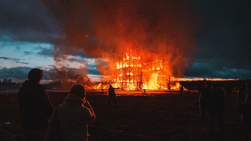 KATARSIS 在俄罗斯建造并烧毁了桥梁，作为变革和剧变的艺术象征