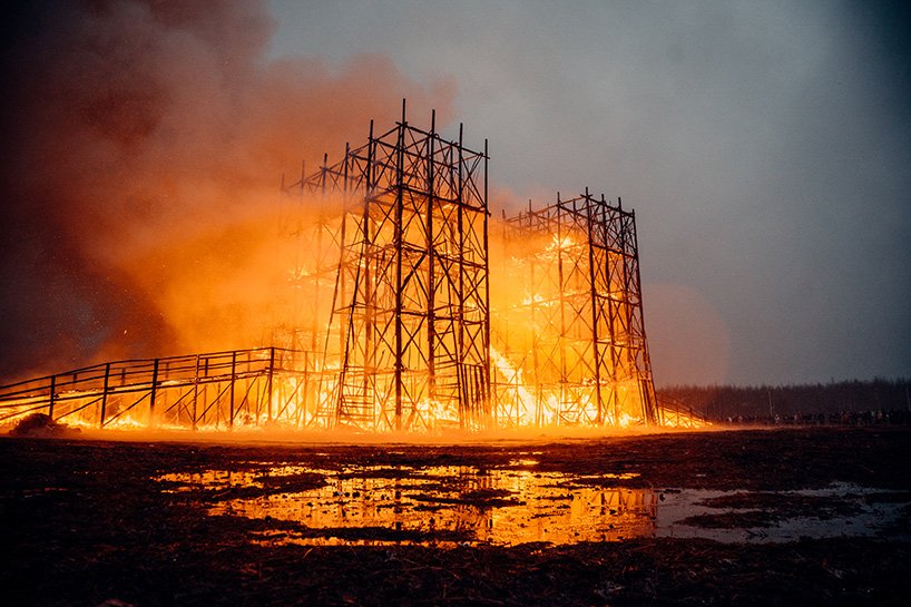 KATARSIS 在俄罗斯建造并烧毁了桥梁，作为变革和剧变的艺术象征