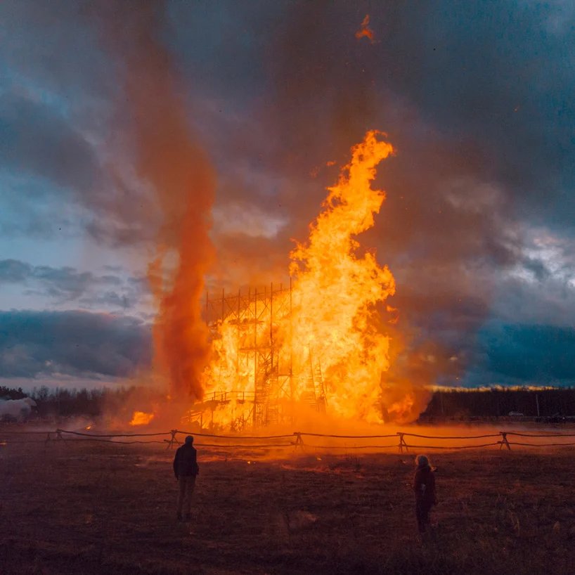 KATARSIS 在俄罗斯建造并烧毁了桥梁，作为变革和剧变的艺术象征