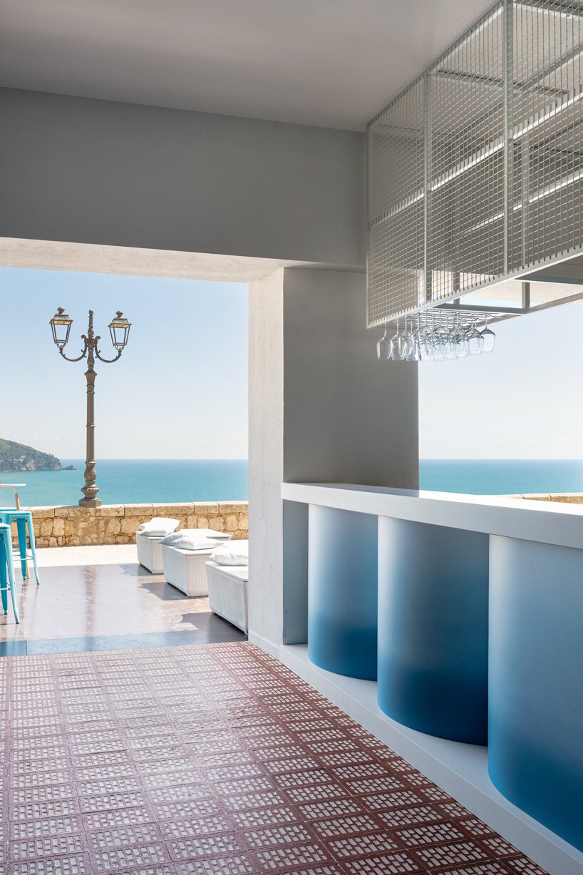 意大利斯佩隆加的渐变蓝色鸡尾酒吧体现了地中海风情 意大利斯佩隆加的渐变蓝色鸡尾酒吧体现了地中海风情