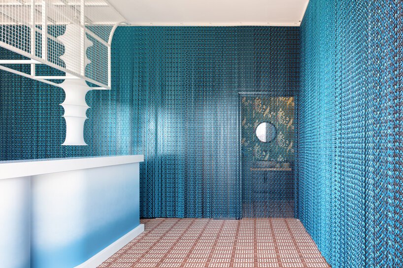 意大利斯佩隆加的渐变蓝色鸡尾酒吧体现了地中海风情 意大利斯佩隆加的渐变蓝色鸡尾酒吧体现了地中海风情