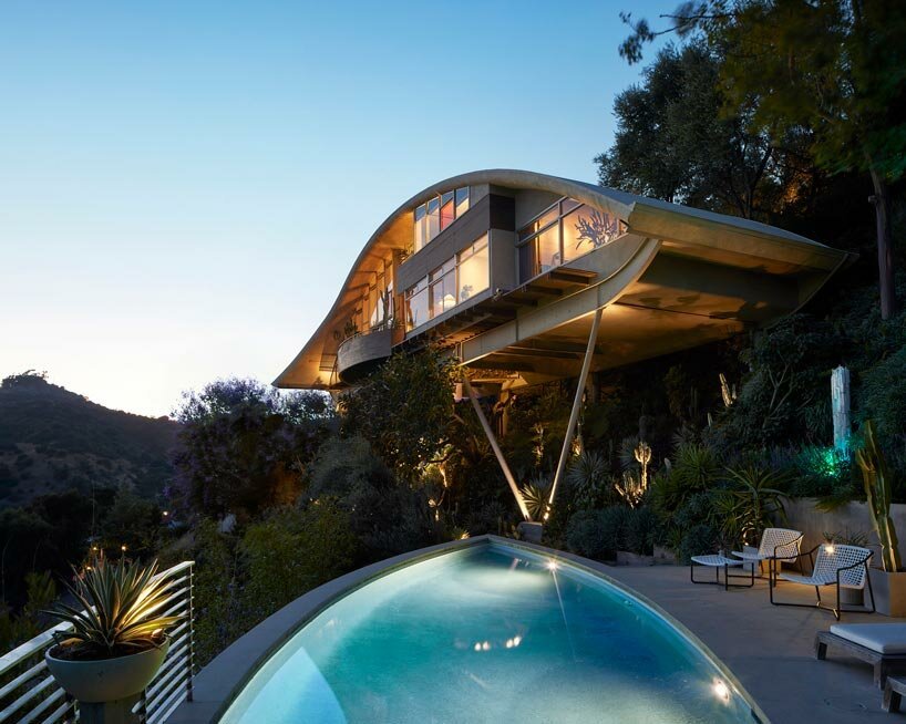 suspended on stilts above los angeles hillside, john lautner