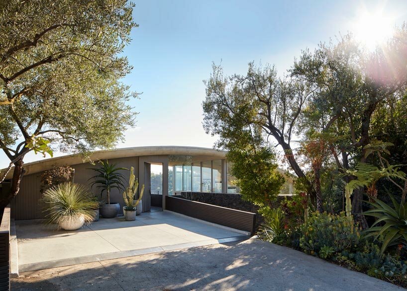 suspended on stilts above los angeles hillside, john lautner