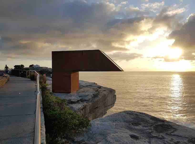 “取景器”是一个类似潜望镜的大型雕塑，反映了下面的海洋