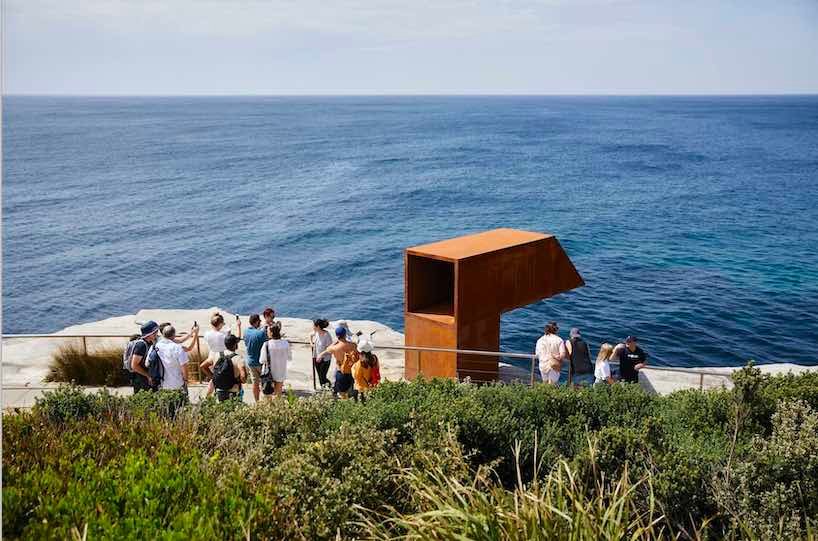 “取景器”是一个类似潜望镜的大型雕塑，反映了下面的海洋