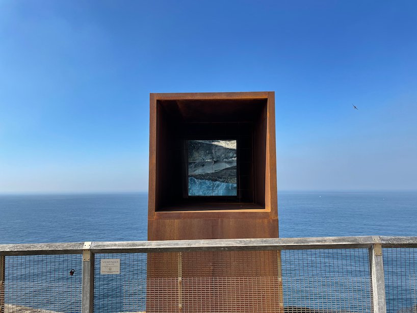 “取景器”是一个类似潜望镜的大型雕塑，反映了下面的海洋