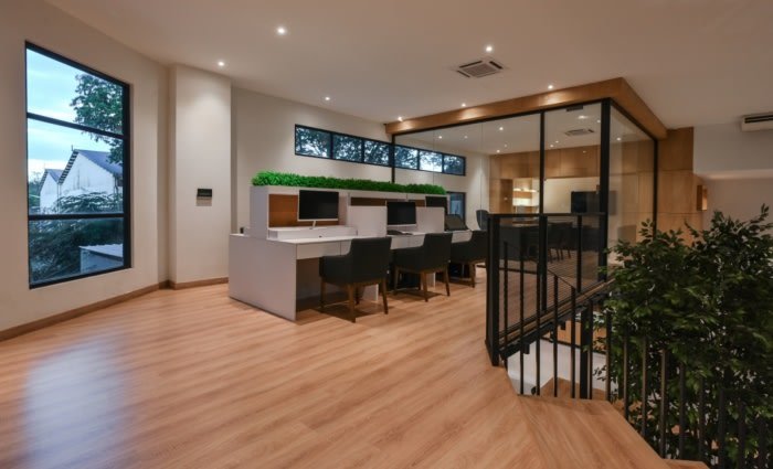 Archiplan 室内设计的 Glow 生产办公室