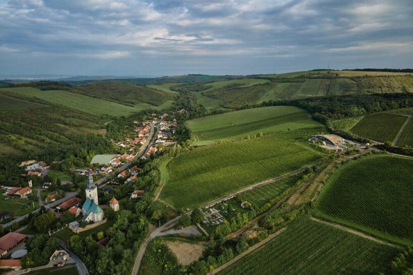 fostering a direct contact with the landscape