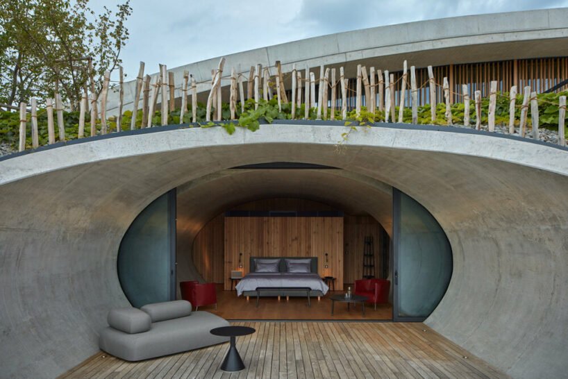 fostering a direct contact with the landscape