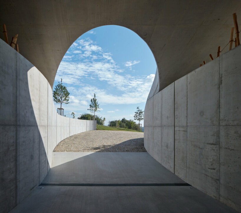 fostering a direct contact with the landscape