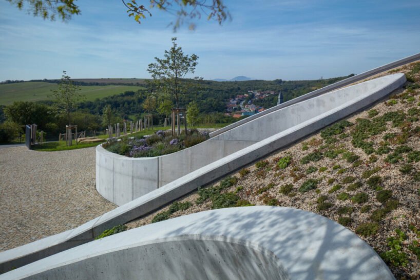 fostering a direct contact with the landscape