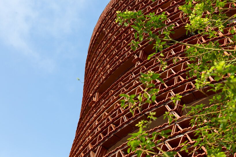 20,000 块瓷砖环绕 H&P 建筑事务所位于越南河内的多功能建筑 20,000 块瓷砖环绕 H&P 建筑事务所位于越南河内的多功能建筑