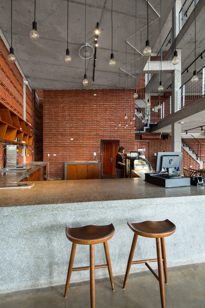 20,000 块瓷砖环绕 H&P 建筑事务所位于越南河内的多功能建筑 20,000 块瓷砖环绕 H&P 建筑事务所位于越南河内的多功能建筑