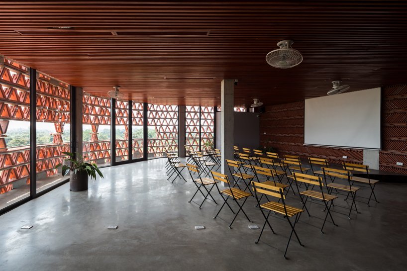 20,000 块瓷砖环绕 H&P 建筑事务所位于越南河内的多功能建筑 20,000 块瓷砖环绕 H&P 建筑事务所位于越南河内的多功能建筑