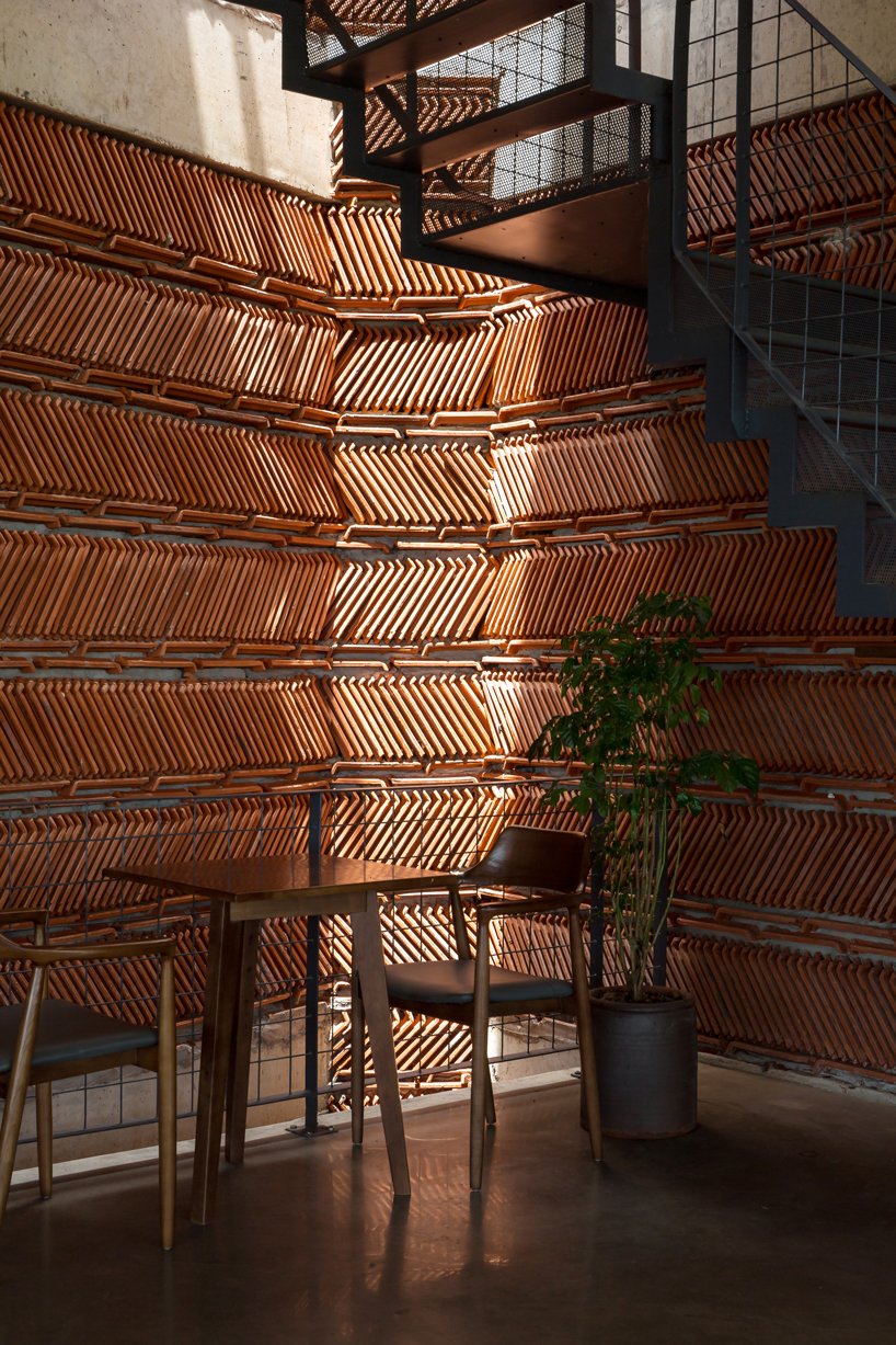 20,000 块瓷砖环绕 H&P 建筑事务所位于越南河内的多功能建筑 20,000 块瓷砖环绕 H&P 建筑事务所位于越南河内的多功能建筑