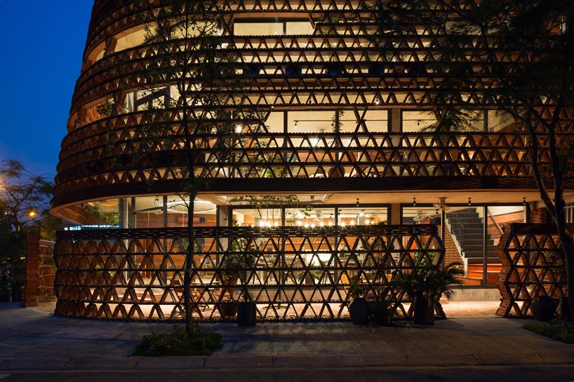 20,000 块瓷砖环绕 H&P 建筑事务所位于越南河内的多功能建筑 20,000 块瓷砖环绕 H&P 建筑事务所位于越南河内的多功能建筑