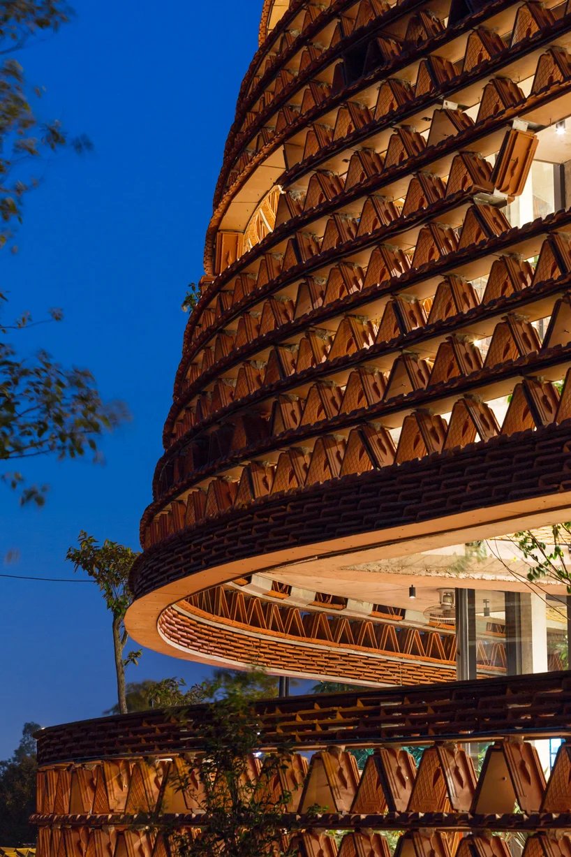 20,000 块瓷砖环绕 H&P 建筑事务所位于越南河内的多功能建筑 20,000 块瓷砖环绕 H&P 建筑事务所位于越南河内的多功能建筑