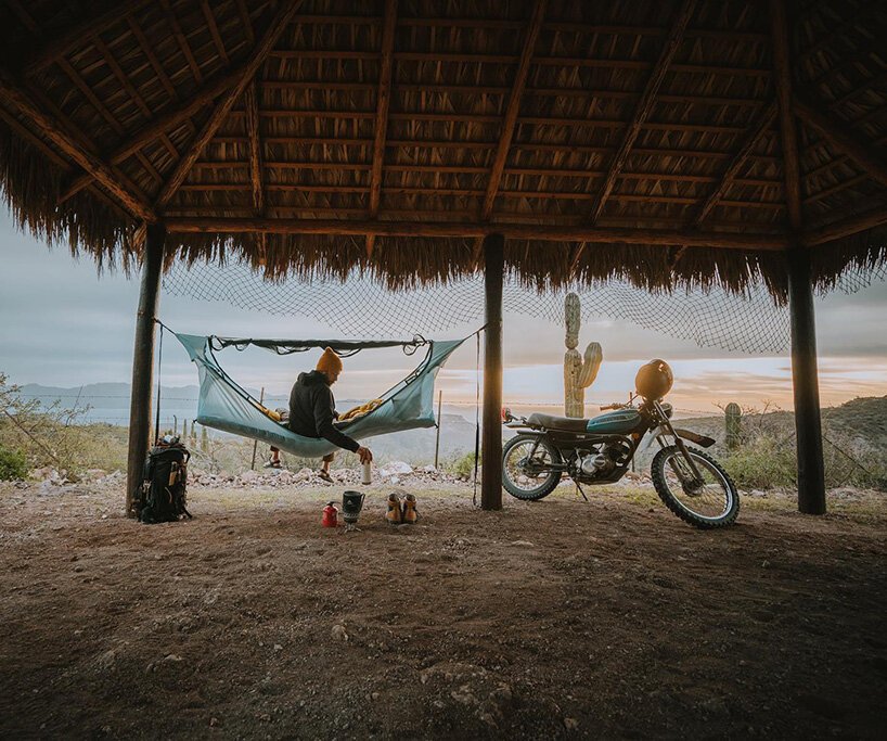 避风港帐篷将吊床和帐篷结合在一起，打造舒适的露营体验